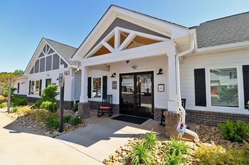 Onsite clubhouse and complimentary wifi in amenity space